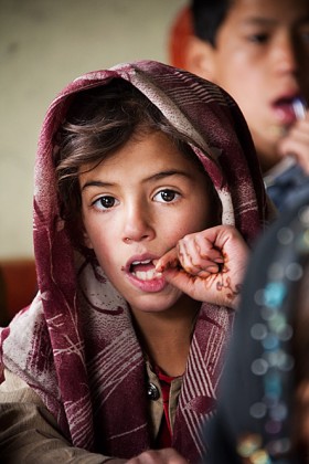 Dziewczynka w trakcie lekcji w Aschianie. Aschiana to afgańska organizacja, która zajmuje się edukacją dzieci ulicy. Kabul, 2009