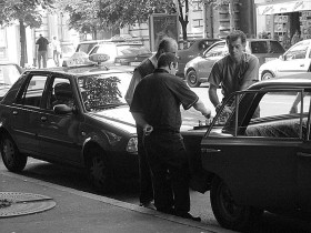 Belgradzcy taksówkarze mają równie wiekowe auta ale pośpiech i tuning są im chyba obce.
