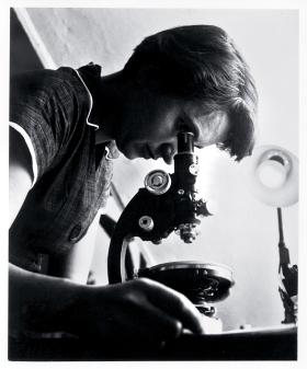 Rosalind Elsie Franklin, brytyjska biofizyczka i krystalografka, która pierwsza wykonała rentgenogram  helisy DNA, ale Nobla za to odkrycie odebrali w 1962 r. James Watson i Francis Crick.