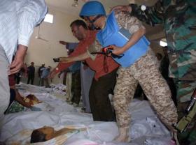 Według ONZ za majową rzezią mieszkańców okolic Huli stoją siły rządowe i szebiha. Zginęło tam co najmniej 108 osób, w tym 49 dzieci i 34 kobiety. Na fot. obserwatorzy ONZ dokumentują dziecięce ofiary tej masakry.