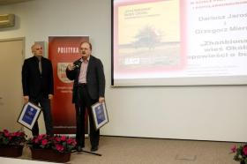Profesorowie Grzegorz Miernik i Dariusz Jarosz – nagrodzeni za książkę o chłopskiej rebelii we wsi Okół.