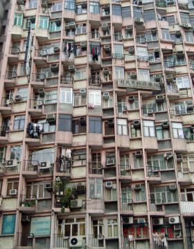 W Pekinie w obrębie czwartej obwodnicy trudno znaleźć  mieszkanie za mniej niż 15 tys. zł za m kw. Przeciętny kelner musiałby pracować na ten metr półtora roku, nie wydając przy tym ani grosza.
