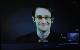 Edward Snowden udziela wywiadu podczas Międzynarodowej Konferencji Studentów na rzecz Wolności. Marriott Wardman Park Hotel w Waszyngtonie. 2015 r.