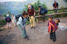Członkowie wyprawy trekkingowej w góry Laosu dotarli do jednej z wiosek uczestniczących w programie wspierania lokalnej kultury i niwelowania ubóstwa.
