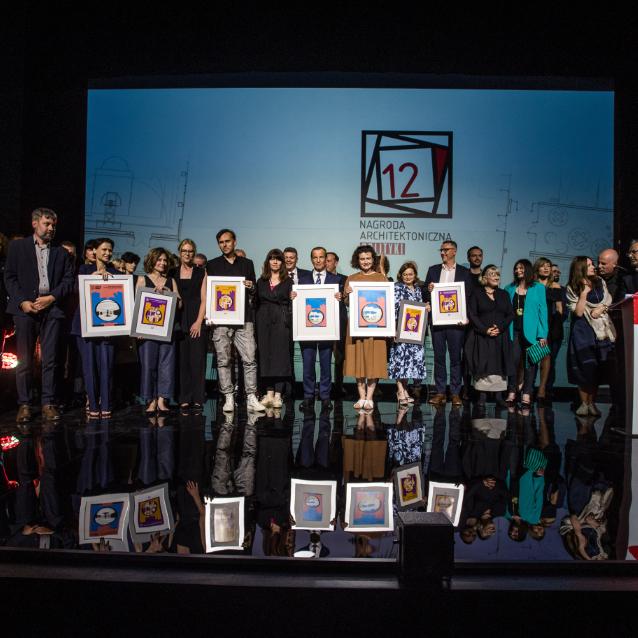 Pamiątkowe zdjęcie laureatów, jurorów i sponsorów.
