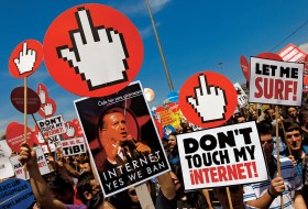 Stambuł, demonstracja antyrządowa przeciw planowanej cenzurze Internetu. Wielu Turków niepokoją autorytarne ciągoty premiera.