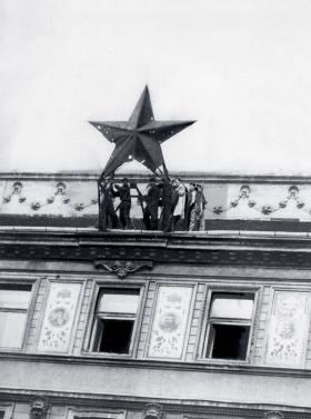 Demontaż czerwonej gwiazdy, powstanie węgierskie, Budapeszt, 1956 r.