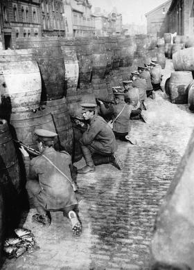 Brytyjscy żołnierze walczący z powstańcami w Dublinie.