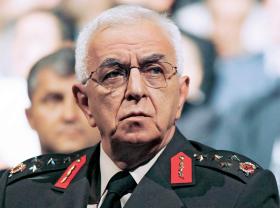 Podając się do dymisji szef tureckiego sztabu Isik Kosaner zarzucił premierowi używanie sądów do prowadzenia walki z wojskiem.
