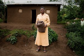 Muhima Solange, 16 lat. Rodzice zginęli podczas wojny. Mieszka z 5 rodzeństwa. Pracują w polu. KOC wyprosiła u Sióstr. Chroni ją w nocy przed zimnem. Chce zostać zakonnicą i kiedyś móc pomagać innym tak, jak pomagano jej. Rutshuru, DR Kongo
