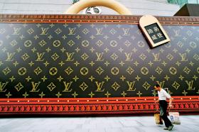 Młode pokolenie Chińczyków konsumowało jak szalone. Wydawali całą pensję na torebkę Louis Vuitton. Ale marzenia o wielkiej klasie średniej szybko uległy korekcie: w 2015 r. dziesiątki milionów inwestorów straciło oszczędności podczas krachu na giełdzie w Szanghaju.