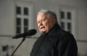 „Jeżeli Jarosław Kaczyński dostaje tyle głosów, mówiąc o zamachu, na który nie ma cienia dowodu, to uważam, że wyborca też ponosi odpowiedzialność za to, że dał władzę komuś niezrównoważonemu”.