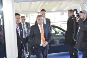 Skoro Viktor Orbán wyciska z banków ostatnie soki, ich właściciele starają się zarabiać gdzie indziej.