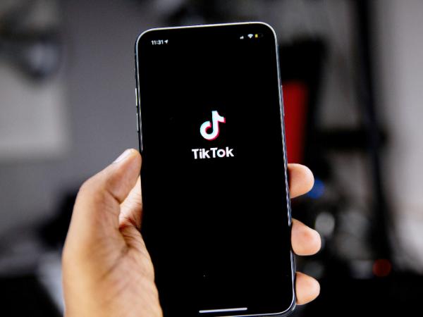 TikTok to wersja chińskiej aplikacji Douyin, która zjawiła się w USA (i reszcie świata) po tym, jak jej właściciel ByteDance wykupił w 2017 r. podobną platformę Musical.ly, integrując oba produkty, przejmując dane i użytkowników.