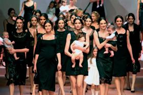 Mediolan, modelki ze swoimi dziećmi podczas pokazu nowej kolekcji Dolce&Gabbana.