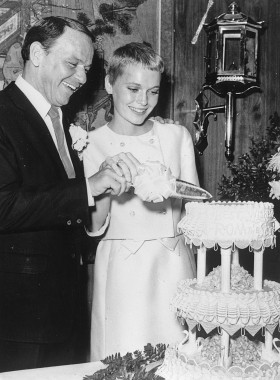 Nie tylko monarsze, ale także celebryckie śluby budzą zainteresowanie. Na fot. Frank Sinatra i 30 lat młodsza od niego Mia Farrow w Las Vegas po ceremonii ślubnej. Małżeństwo przetrwało zaledwie dwa lata.