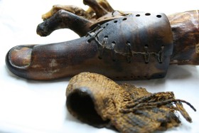 Pierwsza proteza. Z Egiptu z roku 600 p.n.e. To wielki palec stopy. Składa się z drewna i skóry. Był przytwierdzony do stopy mumii. Na Uniwersytecie Manchester przetestowano protezę na dwóch osobach pozbawionych tego palca. Podobno działa idealnie.