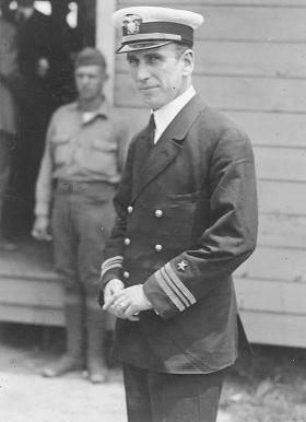 Komandor porucznik Zachary Lansdowne, dowódca ZR-1.