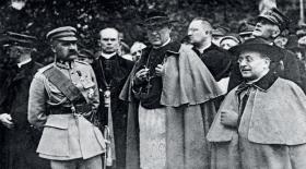 Obchody setnej rocznicy śmierci Napoleona, od lewej: marszałek Józef Piłsudski, prymas kardynał Aleksander Kakowski oraz nuncjusz papieski Achille Ratti (późniejszy papież Pius XI), Warszawa, 5 maja 1921 r.