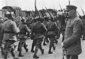 Wiosna 1920. Marszałek Józef Piłsudski odbiera defiladę oddziału piechoty Wojska Polskiego.