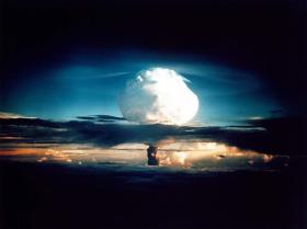 Eksplozja pierwszej bomby wodorowej Ivy Mike na atolu Eniwetok, 1 listopada 1952.
