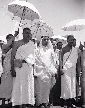 Gamal Naser (pierwszy z lewej) ze swoim cieniem i nastepcą Anwarem Sadatem (pierwszy z prawej) pielgrzymują do Mekki, 1954 r.