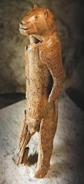 Człowiek-lew - najstarsza zachowana rzeźba powstała ok. 40-35 tys. lat temu.