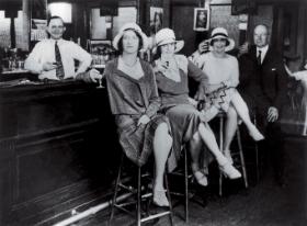 Prawdziwe party, czyli kobiety i mężczyźni razem popijają drinki w nowojorskim speakeasy
