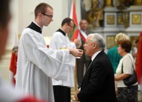 Kaczyński wielokrotnie dawał do zrozumienia, że tylko przymierze z jego obozem pozwoli Kościołowi zachować korzystne dla siebie status quo, na które zresztą złożyły się decyzje i zaniechania właściwie wszystkich rządów po 1989 r.