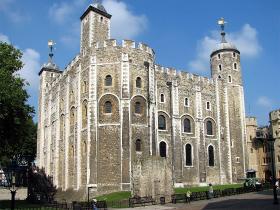 Londyńska Biała Wieża, której budowę rozpoczął Wilhelm Zdobywca. Nowe zamki w Anglii były elementem wzmacniającym władzę Normanów.