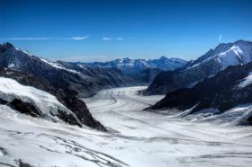 Lodowiec Aletsch w kantonie Wallis. To największy alpejski lodowiec, pamiętający okres ostatniego zlodowacenia, w wyniku którego wykuły się niegdyś Alpy. Leży we wschodnich Alpach Berneńskich, ma 23 kilometry długości i ponad 120 kilometrów kwadratowych powierzchni. Naukowcy oszacowali, że tworzy go w sumie aż 27 mld ton zamrożonego lodu. Spektakularny. Dotrzeć tu można kolejką liniową i pieszo (albo popatrzeć z dystansu), w drodze zaś podziwiać szczyty Bettmerhorn i Eggishorn.