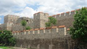 Odrestaurowany fragment Murów Teodozjusza.