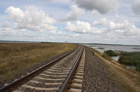 Siemianówka - grobla przez zalew na Narwi z linią kolejową łączącą Polskę i Białoruś