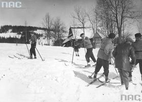 Zakopane, styczeń 1929 r. Prezydent RP Ignacy Mościcki odpoczywa na nartach. Zima to nie tylko święta, bitwy na śnieżki, lepienie bałwana. Po kilku tygodniach zima roku 1929 przypomniała, że jest ciężką porą roku.