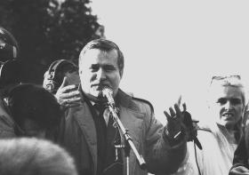 Wiec i przemówienie Lecha Wałęsy. A obok uznana polska dziennikarka.