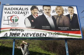 Jawnie antysemicki i ksenofobiczny Jobbik zbiera głosy w biednych regionach. W Budapeszcie nie jest tak popularny. Na fot. zdewastowany billboard przed wyborami w 2010 r.