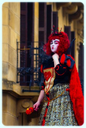 Karnawał w Hiszpanii jest obchodzony w szczególnie huczny sposób. Zarówno dorośli jak i dzieci przygotowują programy satyryczne, które wystawiane są nocą na placach. Ulicami przechodzą kolorowe korowody przebierańców, którzy tańczą i grają na bębnach.