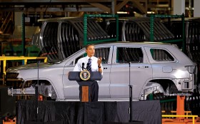 W lipcu 2010 r. prezydent Obama wyjaśniał robotnikom Chryslera w Detroit, dlaczego państwo musi wspierać rodzimy przemysł samochodowy.