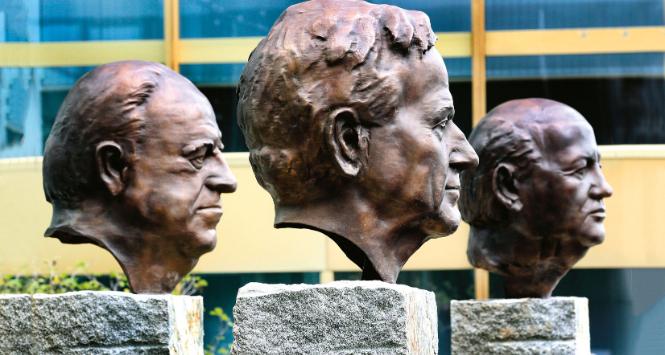 Rzeźba „Ojcowie Jedności” w Berlinie: brązowe popiersia byłego kanclerza Niemiec Helmuta Kohla, byłego prezydenta USA George’a H.W. Busha i byłego prezydenta Rosji Michaiła Gorbaczowa.