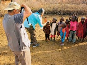 Operator safari wypłaca mieszkańcom pokazowej wioski masajskiej w Selenkay stałą pensję.