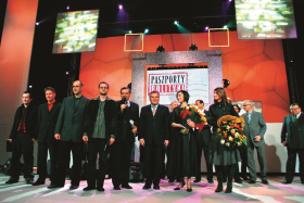 Laureaci z 2003 r. na scenie Teatru Polskiego w Warszawie otrzymali gratulacje od prezydenta Aleksandra Kwaśniewskiego.