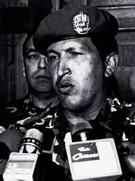 Chavez w lutym 1992 r., gdy poddał się oddziałom wiernym rządowi po nieudanym puczu.