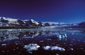 Istnieje zgoda co do tego, że temperatura na Ziemi się podnosi, ale przyczyny i tempo tego zjawiska jasne nie są. Na zdjęciu topniejące lody Arktyki.