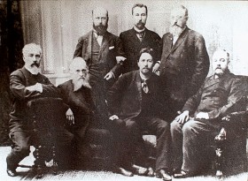 Antoni Czechow (w środku) z redaktorami pisma 'Myśl Rosyjska'