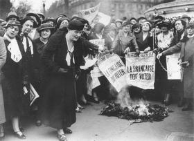 O poglądy trzeba walczyć, nawet jeśli jest się w mniejszości, tylko w ten sposób można doprowadzić do zmiany społecznej. Na zdjęciu francuskie sufrażystki w 1935 r.