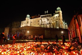Noc przed ceremoniami żałobnymi pary prezydenckiej na Wawelu.