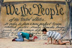 Uczestnicy protestów w Waszyngtonie mogli podpisać się pod wielką kopią pierwszych słów amerykańskiej konstytucji.