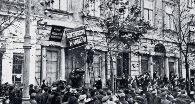 Zrzucanie niemieckich szyldów w Warszawie, 10 listopada 1918 r.