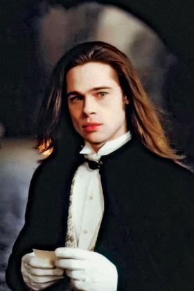 Aspekt uwodzicielski wampira ucieleśniają przystojni bohaterowie „Wywiadu z wampirem” z 1994 r. (na fot. Brad Pitt).