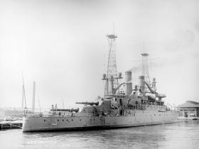 Widok rufy i wież artylerii głównej amerykańskiego pancernika Michigan. Okręt wszedł do służby w 1910 roku; czternaście lat później, zgodnie z ustaleniami Traktatu Waszyngtońskiego został pocięty na złom.